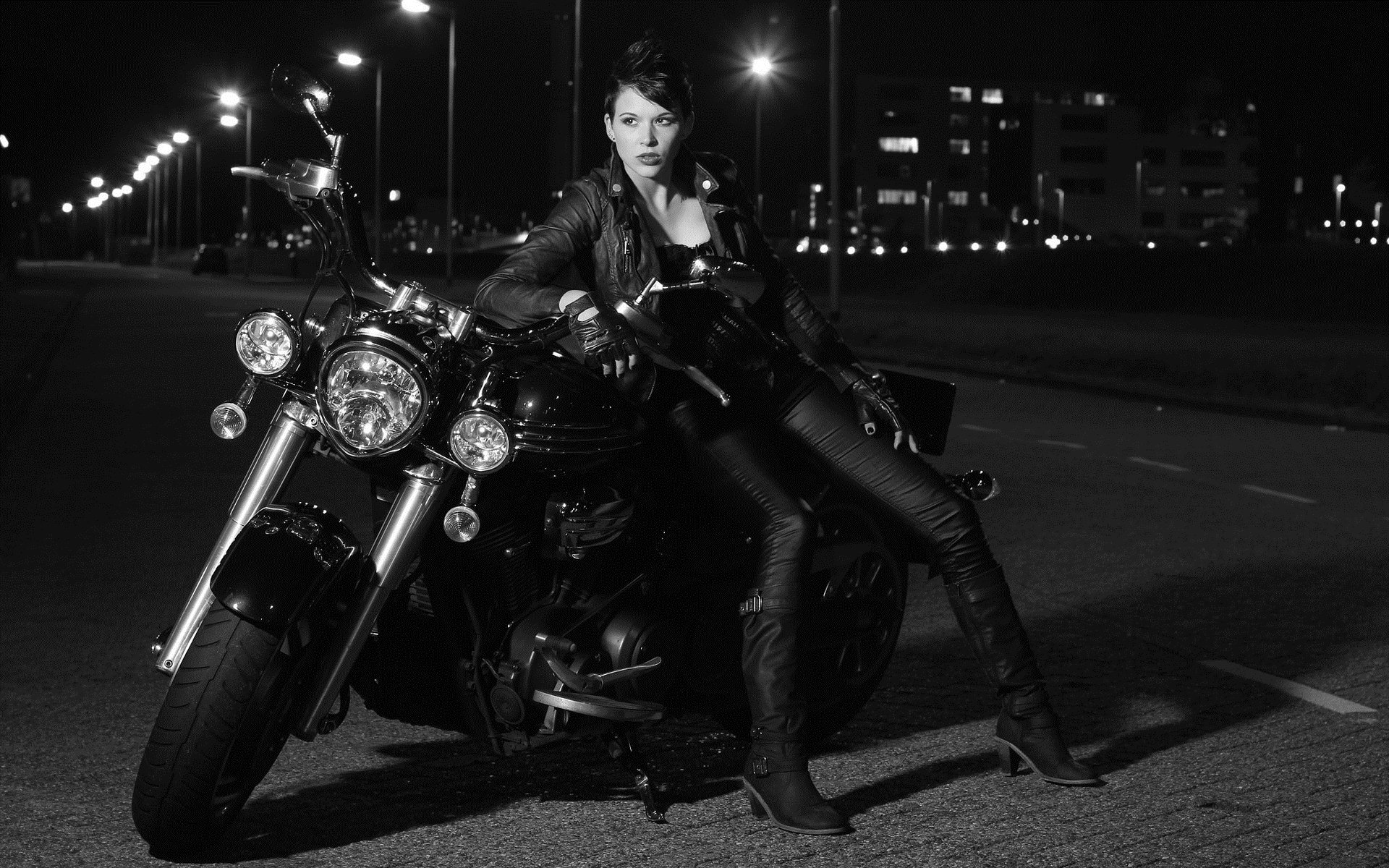 Photo Beautiful girls and motorcycles in Bishkek